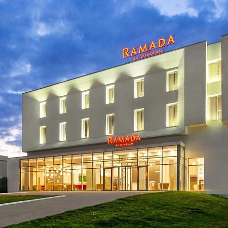 Hotel Ramada By Wyndham Târgu Jiu Esterno foto