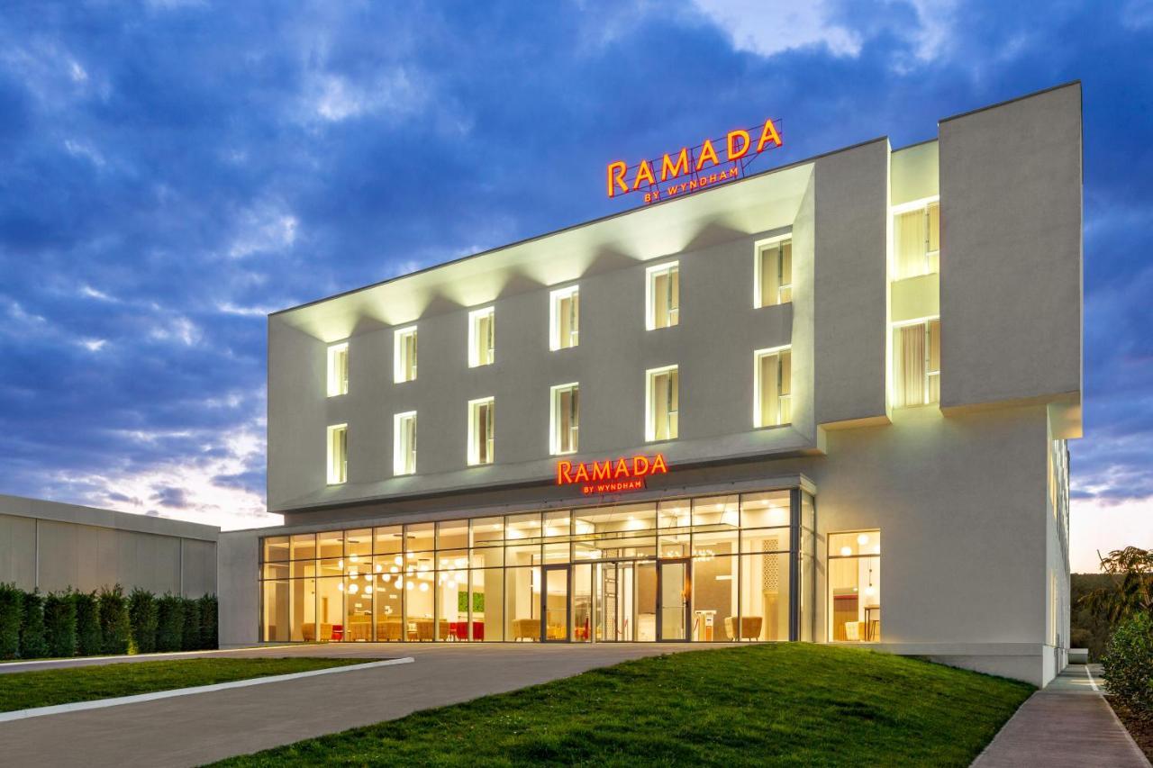 Hotel Ramada By Wyndham Târgu Jiu Esterno foto